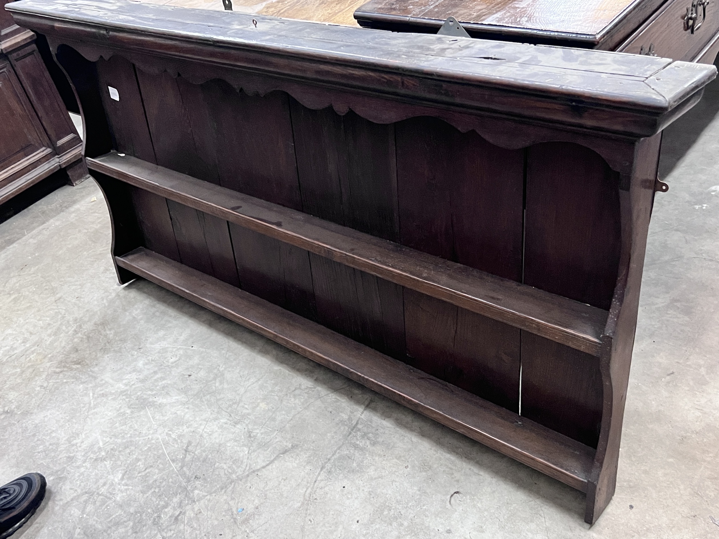 An early 18th century oak plate rack, width 163cm, height 83cm